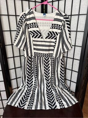 Old Navy Black & White Geometric V-Neck Dress